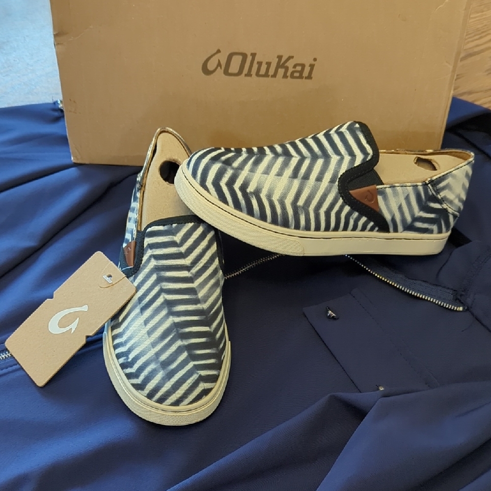 💙NIB Women's OluKai Pehuea PA'I Navy (Lava Rock) & Cream Slip-On Shoes sz 5💙
